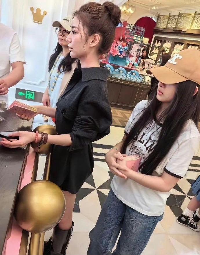 孩子待在马筱梅身边，总比在具俊晔身边强，女大避父。
具俊晔把自己爱妻的雕像，塑造