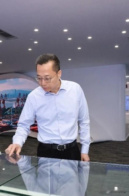 厦门一把手换人

4月3日，经中央批准，林涛任福建省委委员、常委和厦门市委书记。