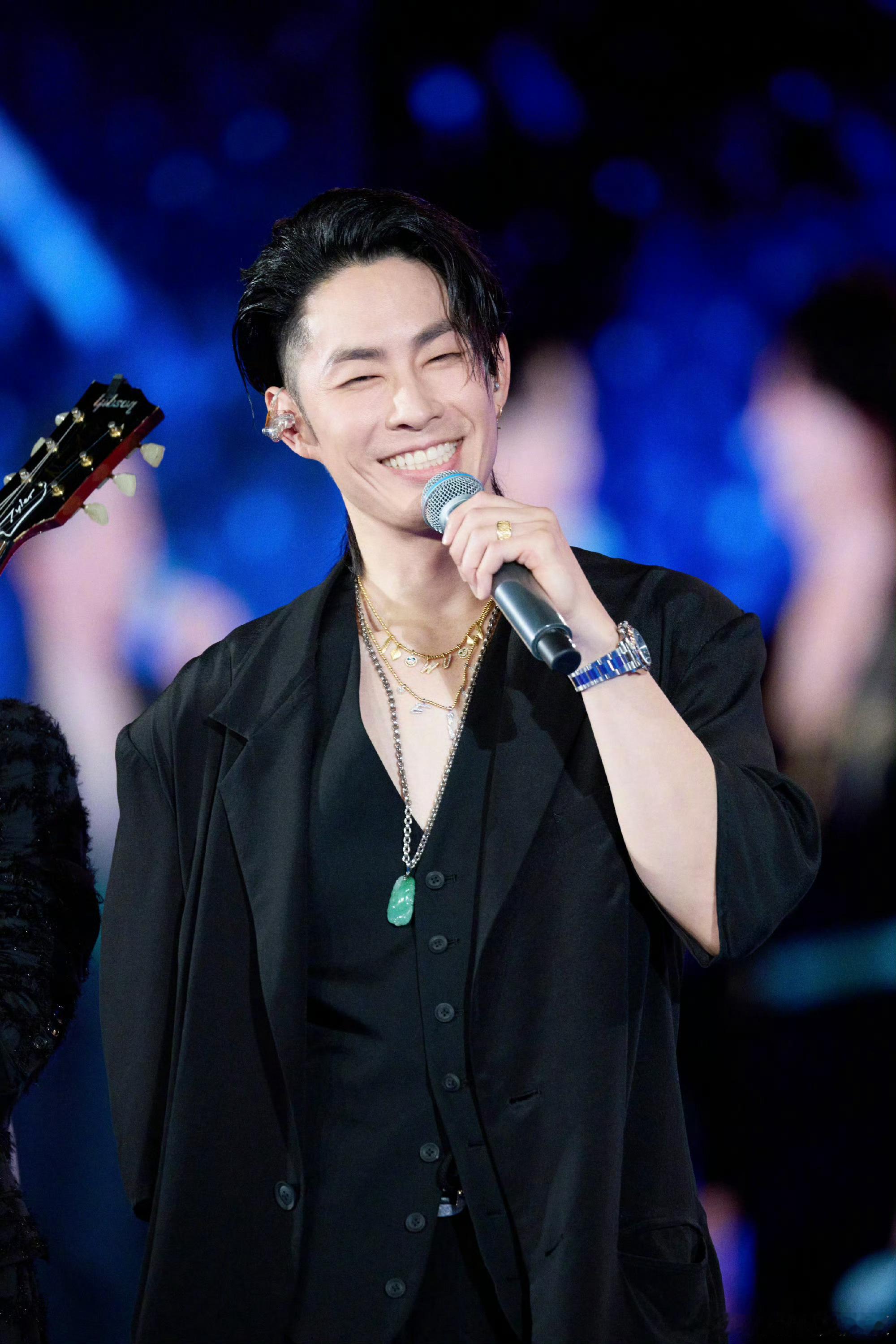 吴建豪回应瘦了40斤吴建豪冲浪速度也好快啊，直接发自拍视频回应自己瘦了40斤：真