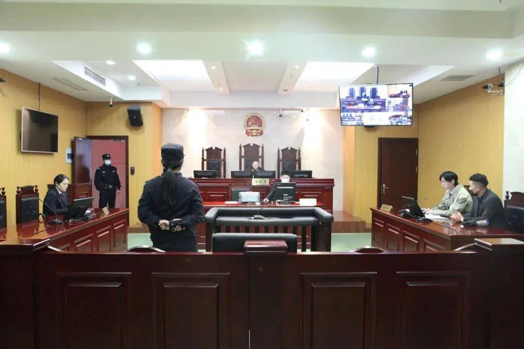 朋友儿子未满14岁，禁不住伙伴的教唆诱惑，实施了嫖娼行为，到底该追究朋友儿子的责