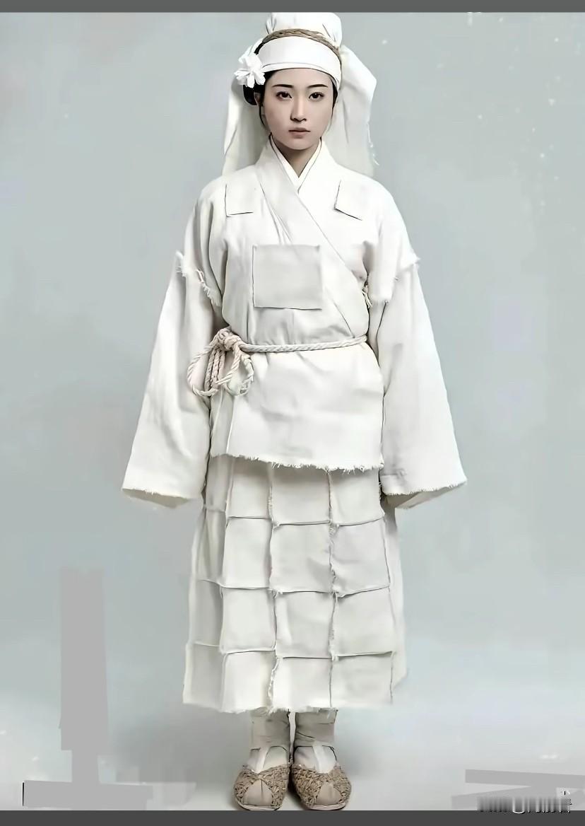 巴黎世家最新款礼服，定价高达108888元。

我相信这件衣服在中国绝对卖不出去