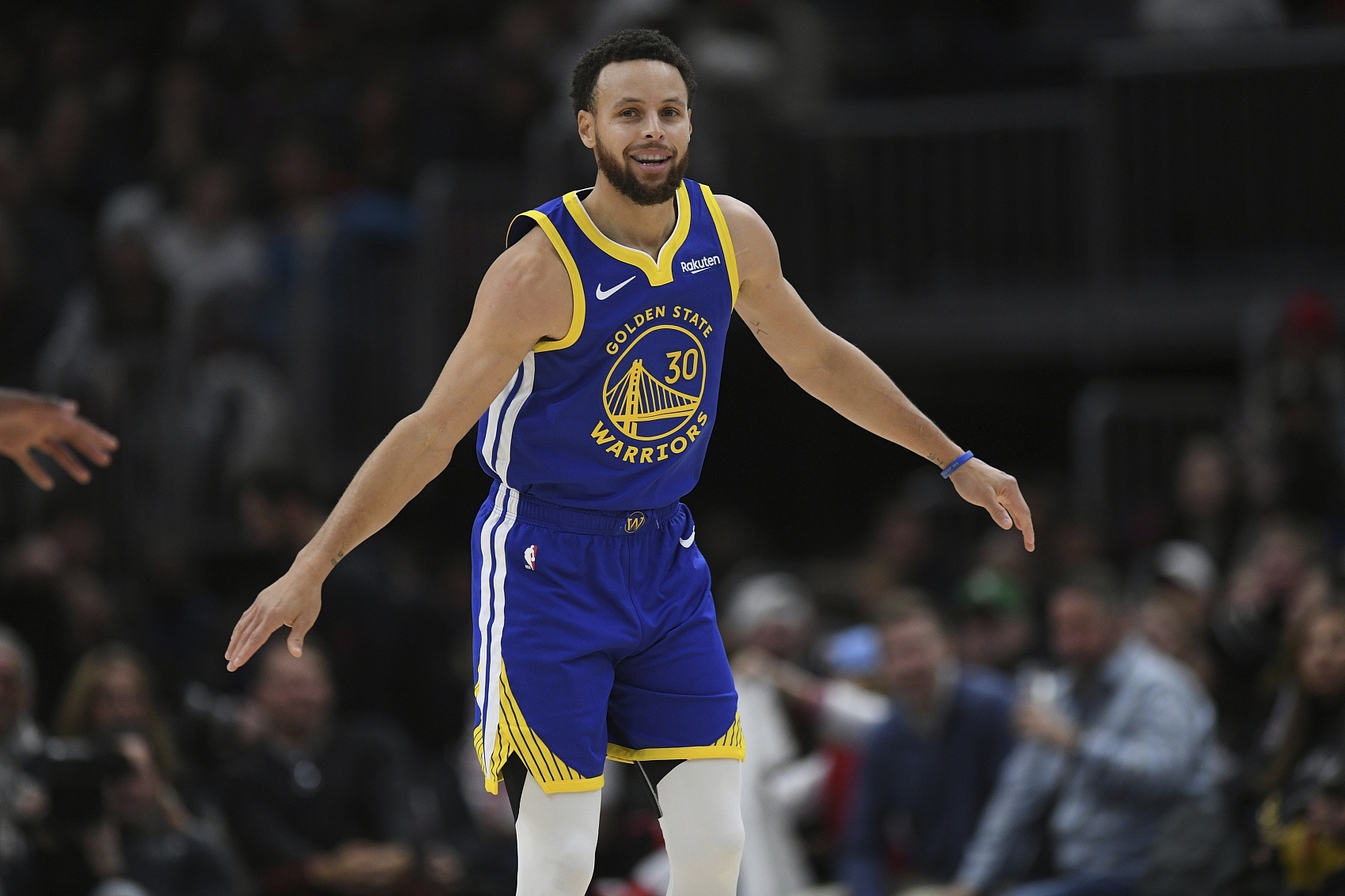 #库里当选最佳领袖# NBA发布了一年一度的总经理调查结果，库里斩获了4项第一：