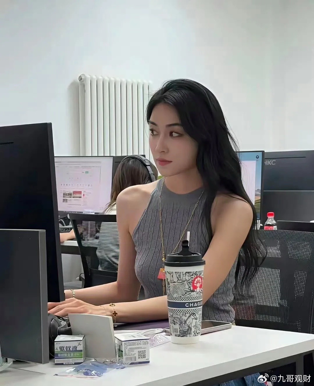 来公司体验生活的同事，也是公司最漂亮的女同事，听说她家也是做生意的，有两家餐饮店