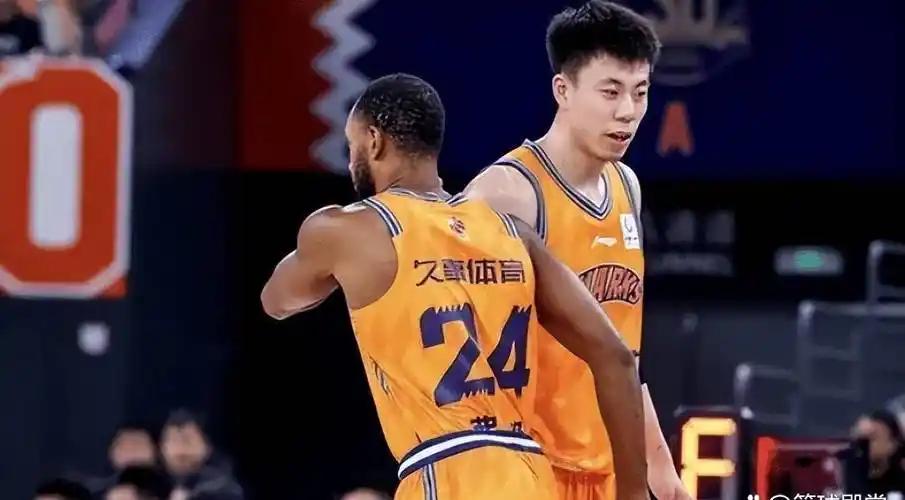 上海久事男篮夺冠了，首先应该感谢辽篮。
辽宁放走张镇麟和弗格，直接让上海队实力大