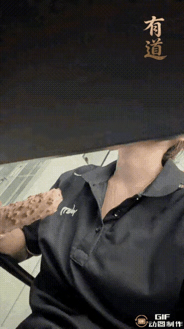 美女绝对是个狠人，一口气吞下一支雪糕，一口气吞下一个馒头，大概率是个练家子，普通