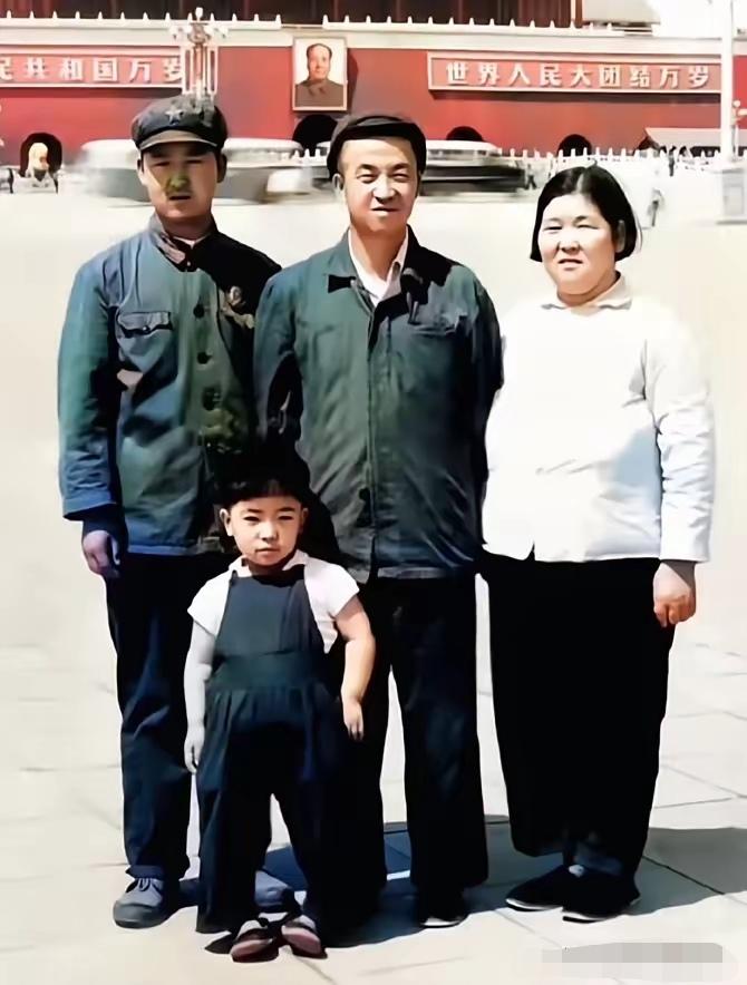 1970年，“铁人”王进喜已经快不行了，胃癌晚期，在北京住院，那一年他拍了这辈子