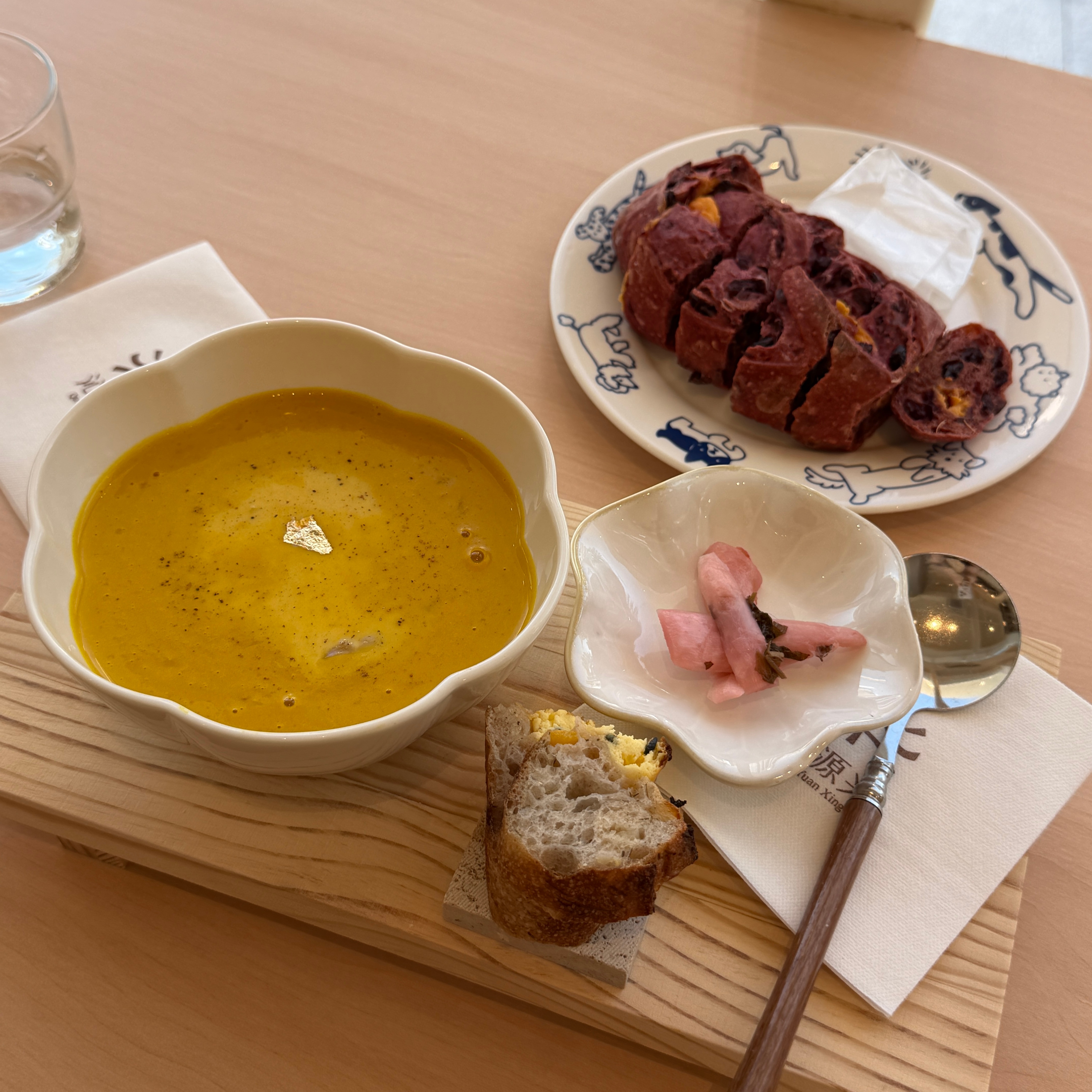 在家吃完饭出门吃个甜品汕头刚开的网红烘焙滋补店这个鱼胶汤用的是五年赤嘴公与八年北