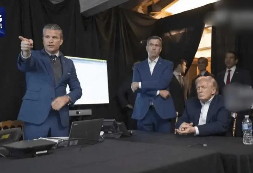 这确实是一次高度精密且蓄谋已久的斩首行动！
根据报道，美军此次突袭行动仅持续约3