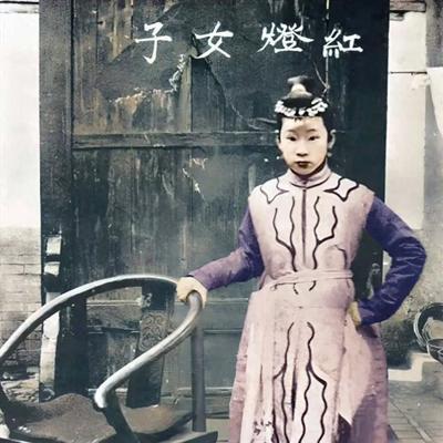 1900年，义和团“黄莲圣母”被洋人活捉。洋人不信她的法术，逼着她当众施法，可黄