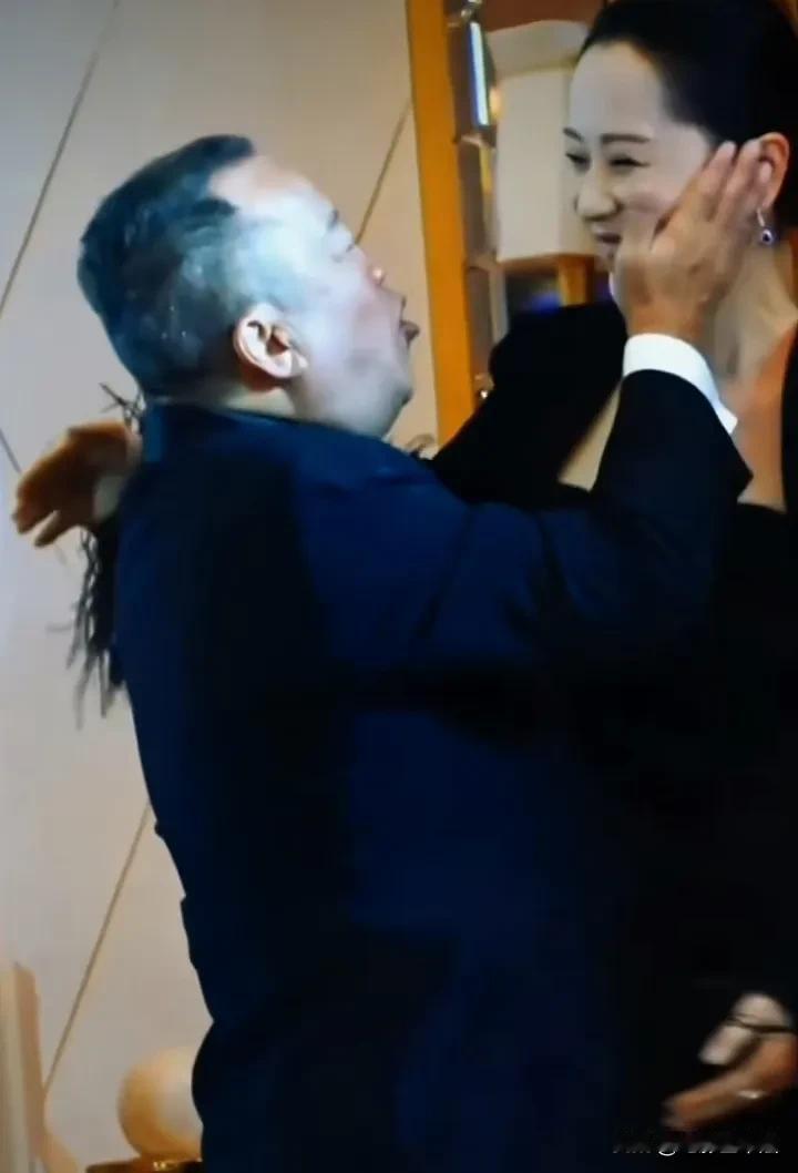 曾志伟在颁奖礼现场摸了海清的脸，而且连摸了两次，海清的表情却是没有任何变化，一直
