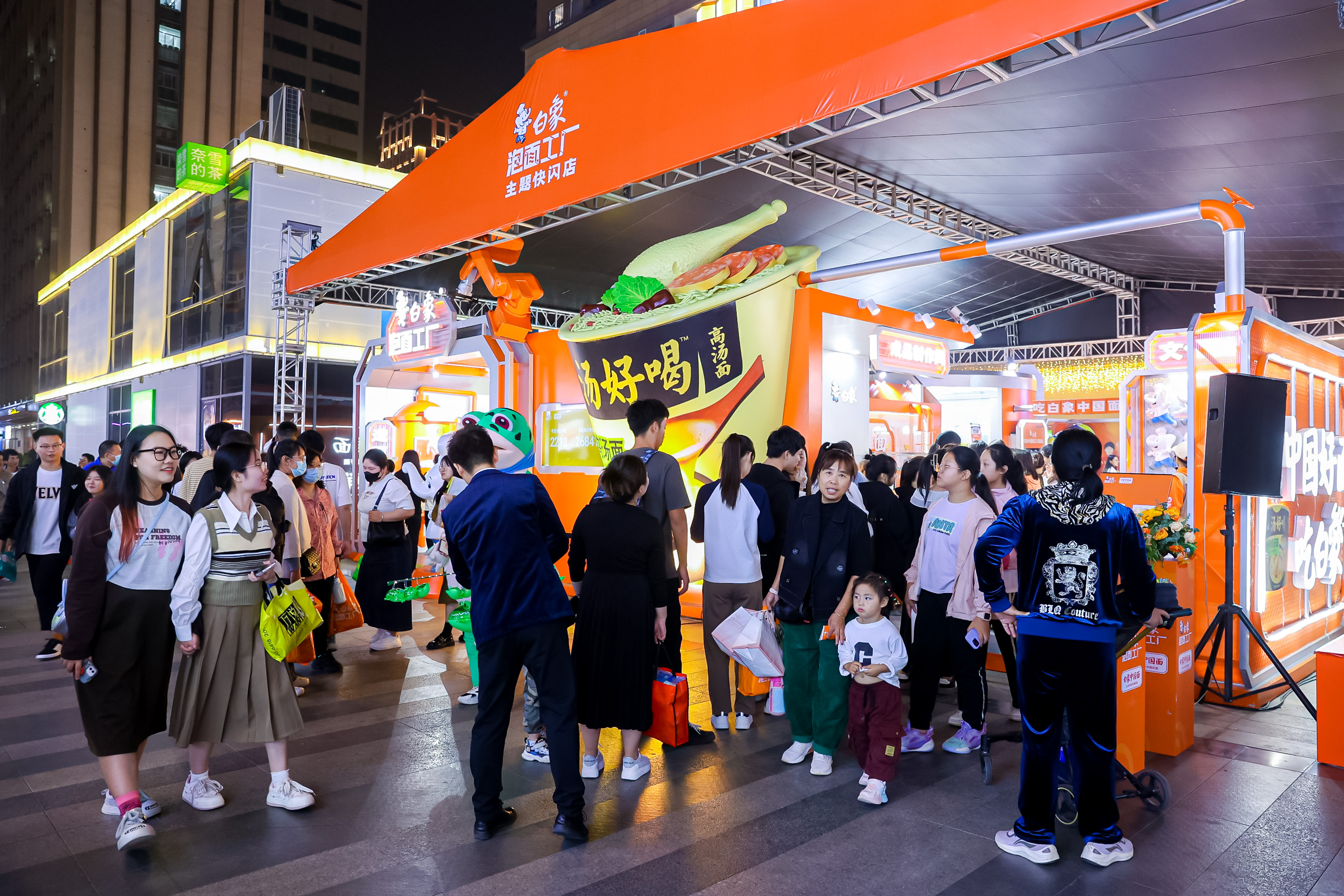 这！放到整个泡面界都是相当炸裂！#白象泡面工厂#主题快闪店又大排长龙了！要不是亲
