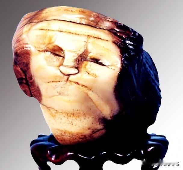 1997年，宁夏小伙在青岛海边出差，花150元买下一块“人面石”，没想到4年后经