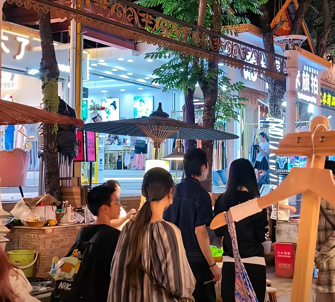 郭碧婷带娘家人云南度假，向佐也去了本人很帅