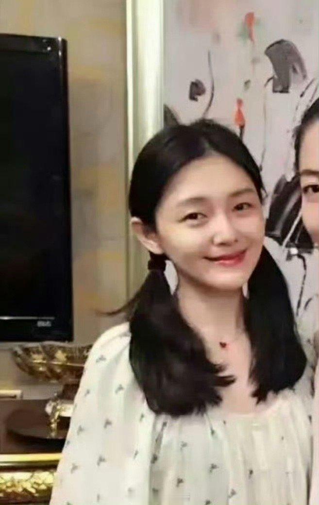 那些说大S不爱孩子的，真的让人寒心。看看多年前汪小菲大S和朋友聚会，抱孩子吃饭很