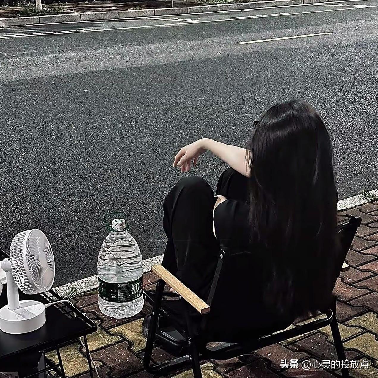 那天给你发了消息你没回，我以为你在忙，我一直等

直到看见你朋友圈的动态，我才知