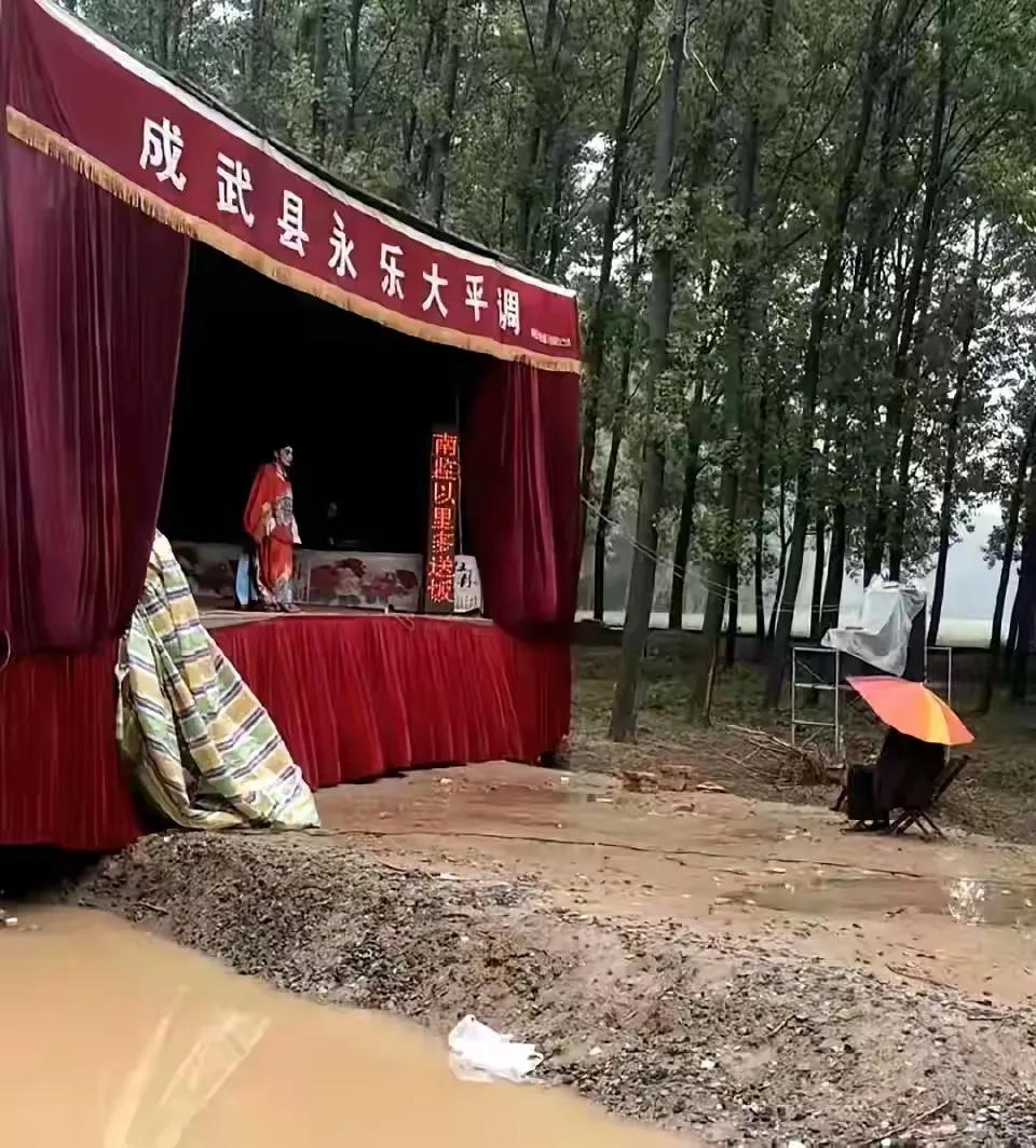 因为突然来的一场大雨，戏场里只有一位观众了，台上的戏者没有停下来的意思，就好像只