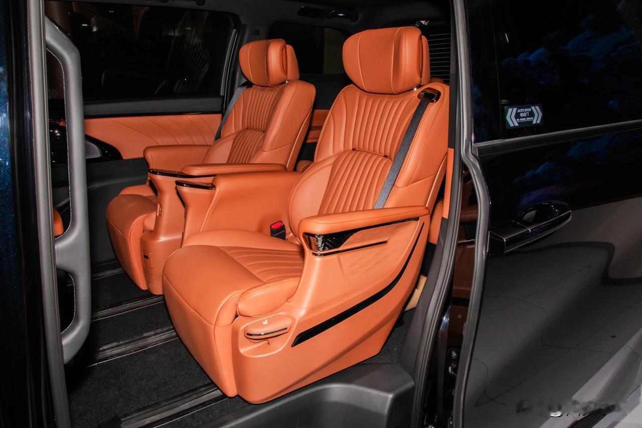 今天，听同事聊天，说起他在西安新提的2026款M8 HEV。
 
这款车日常接送