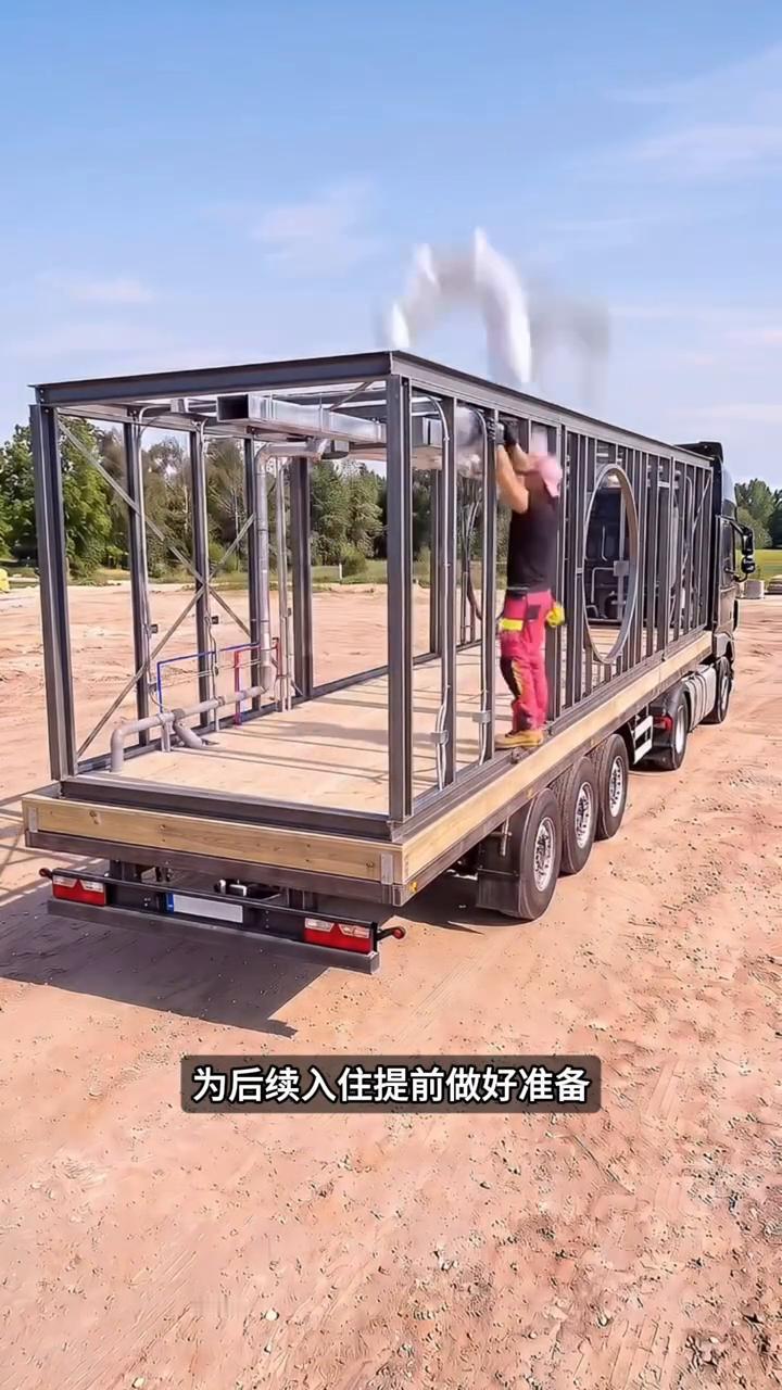 谁能想到男子买不起城里的商品房，于是索性将自己的货车改造成一套专属移动小家。
·