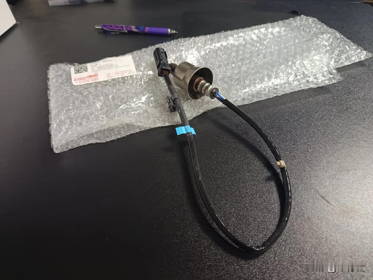 氧传感器，那么新的车就要换了
8代凯美瑞
价格也不算便宜，4S店里订一条826。