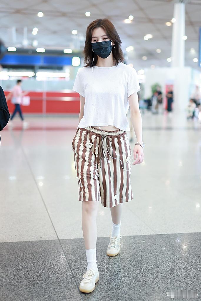 宋妍霏机场私服时髦值拉满！露腰T恤配条纹中裤+小白鞋，休闲随性又透着巧思～ ​​