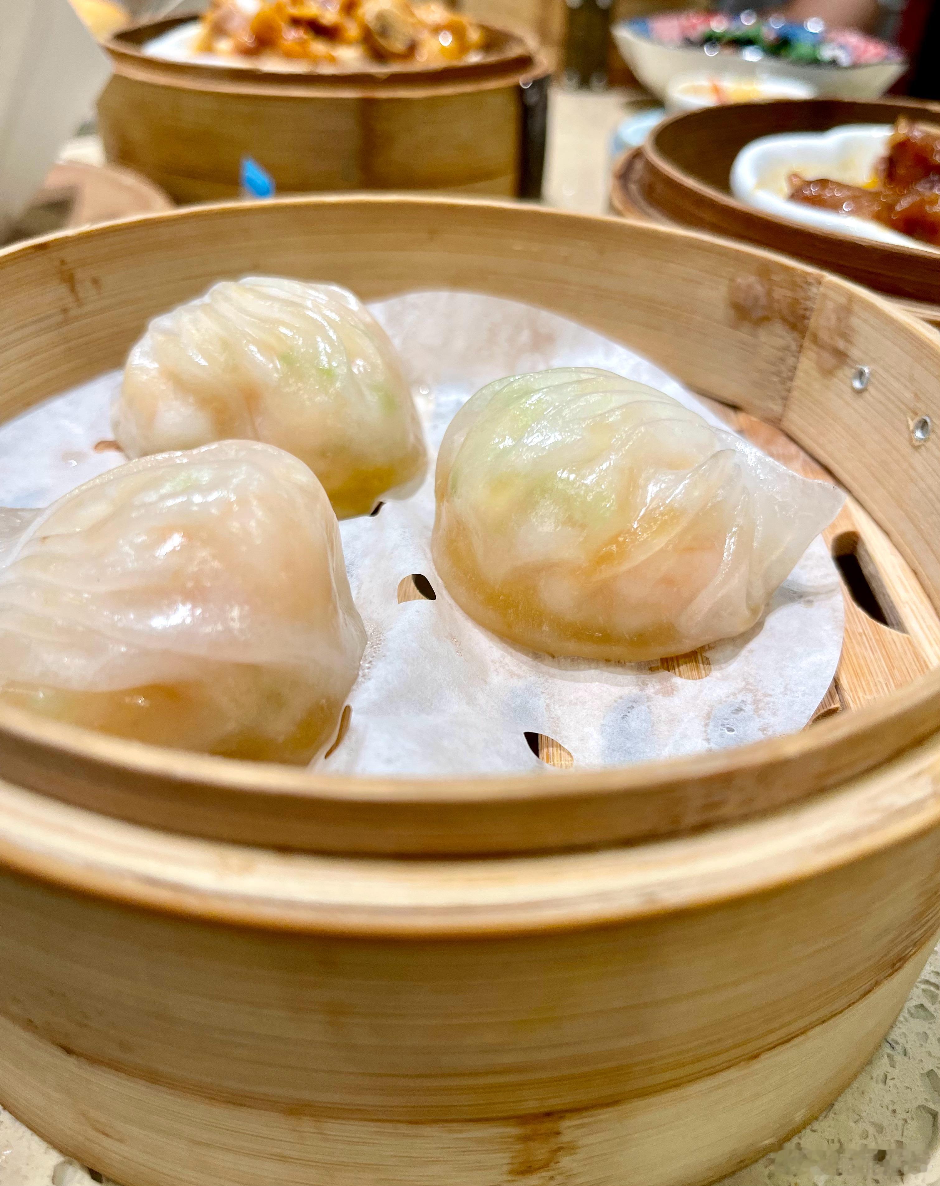 一大家人去点都德喝茶，定了包房点了一大桌子点心，买单1千元有得找。吃不完，家人把