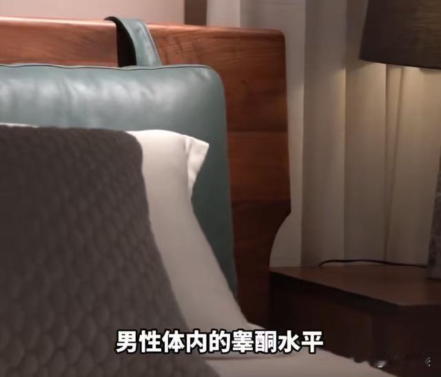 有个小伙子跟女友夜里准备亲密，却发现私处不能人道，二人都很沮丧，小伙子更是大受打