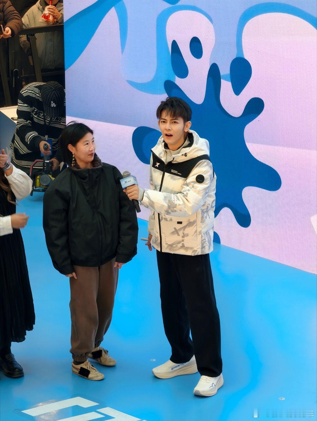 炎亚纶发文感谢飞轮海昨天恰好在吾悦碰到了 