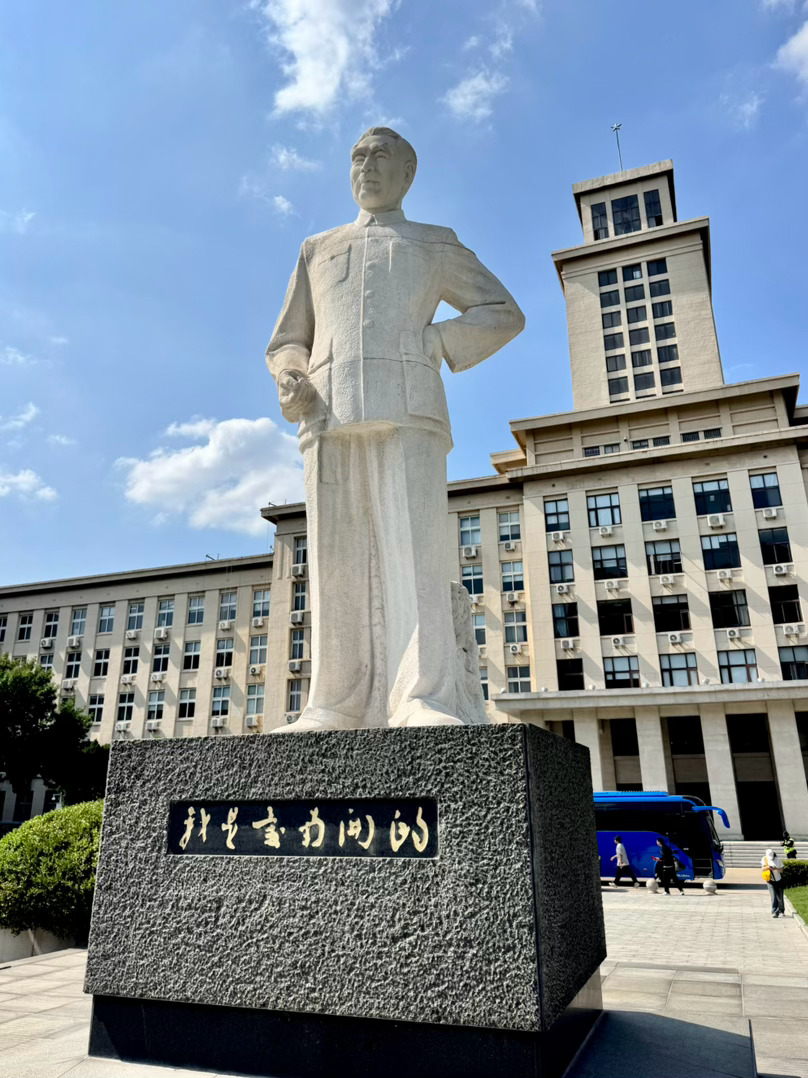 在南开大学周恩来政府学院暑校学习结束了因为我是在美国读政治经济学的博士平时接触的