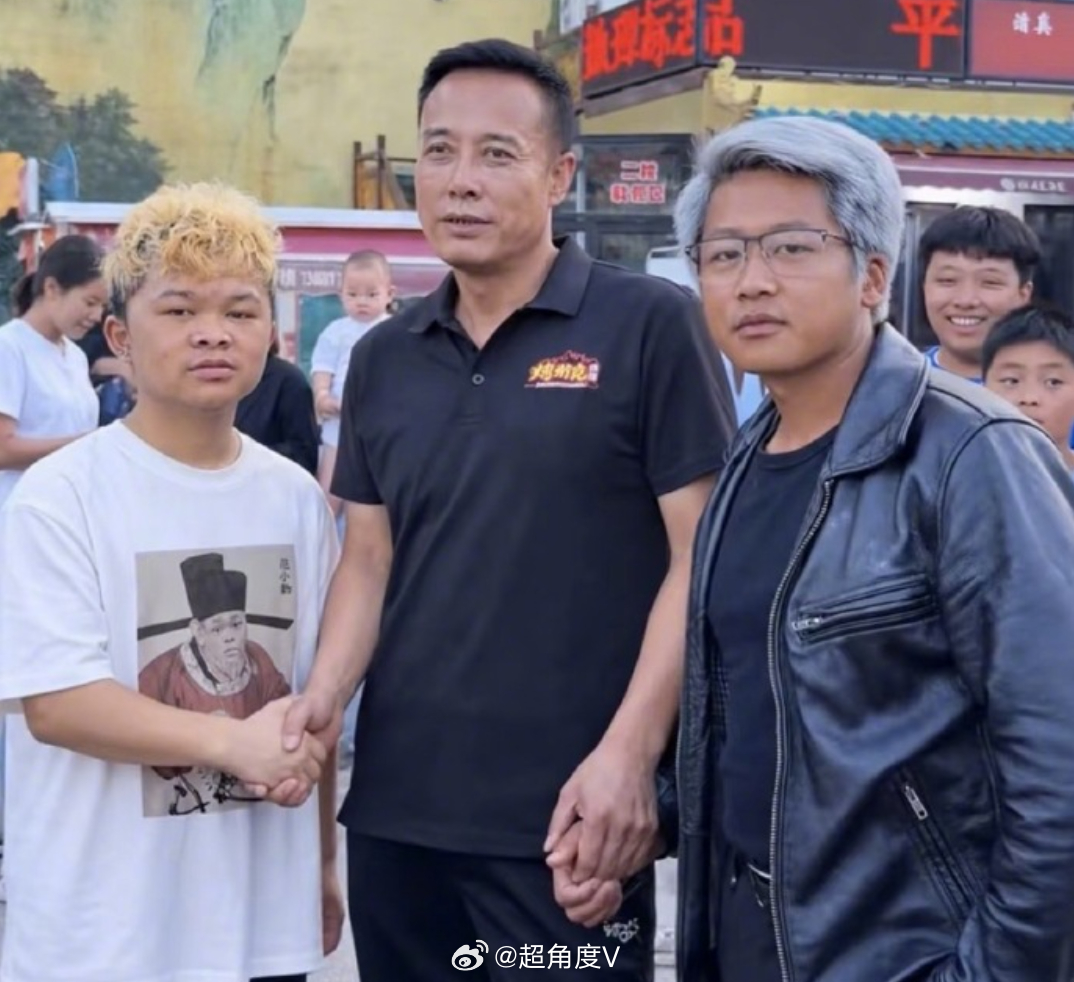 笑死，山寨版三大首富范小勤、烤斯克、黄银勋胜利会师。 