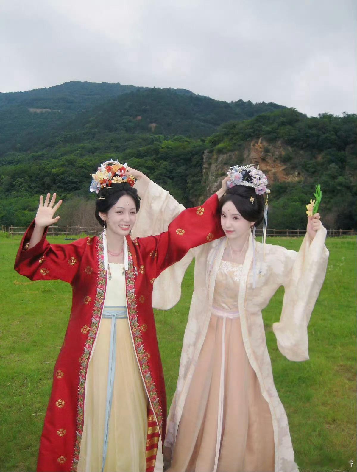 周也柯颖新剧一出场就互扇古装剧《一瓯春》今日开播，周也与柯颖饰演的谢家姐妹一出场