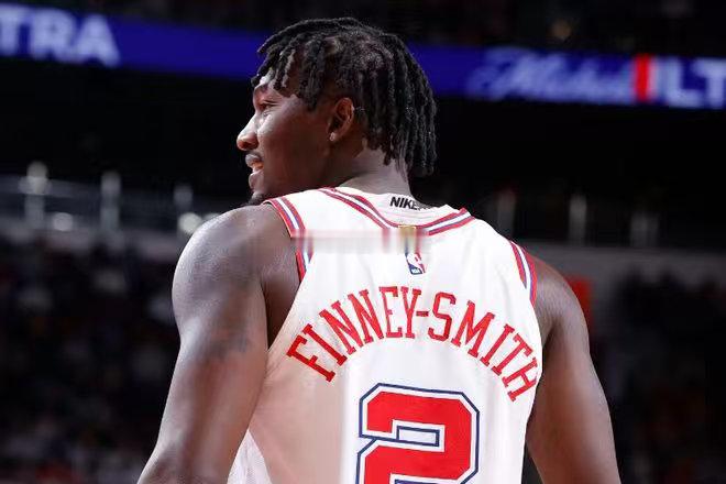 还有关于芬尼-史密斯的问题。芬尼-史密斯能力有吗？能力当然有！值这个价格吗？当然