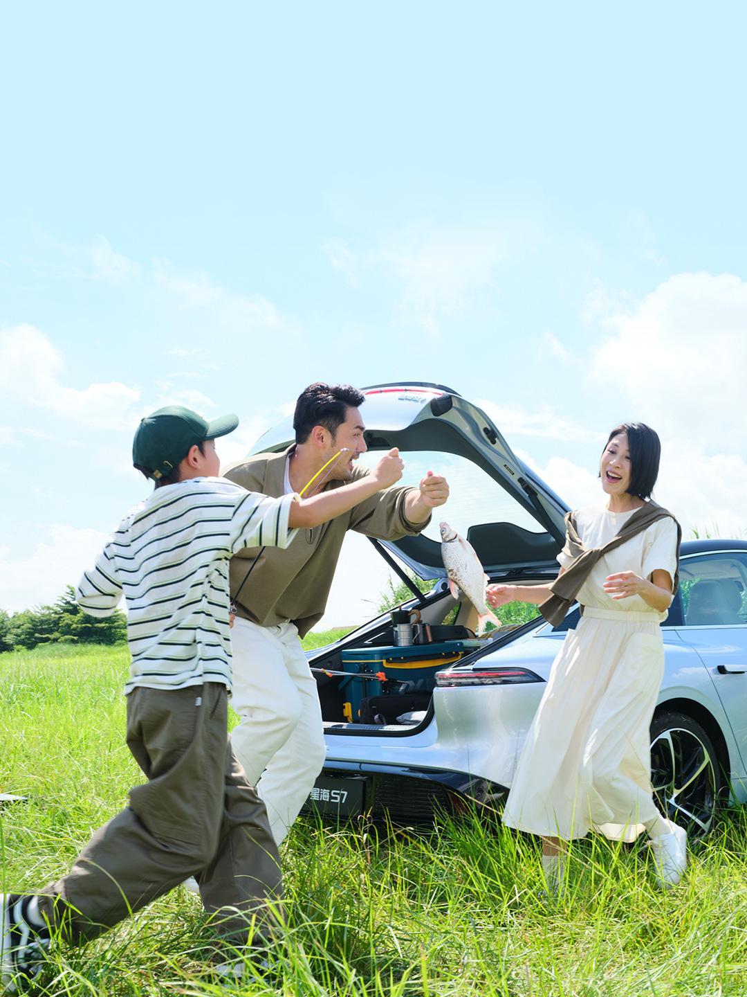 都说我的照片像汽车大片，秘诀是：星海S7实在太上镜了！
流动的腰线在日光下像镀了