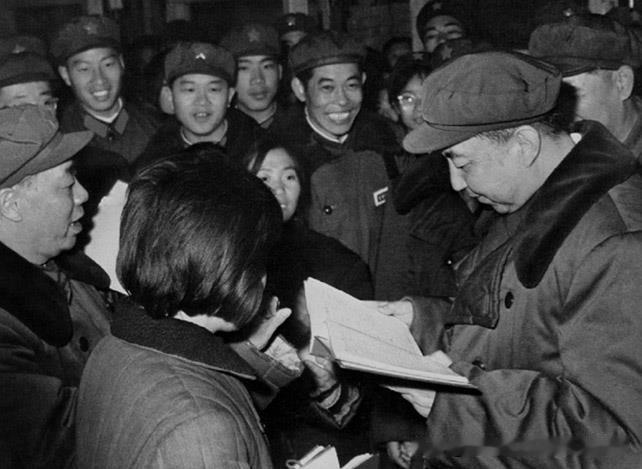 1977年4月17日，华国锋在大庆油田视察大庆萨尔图仓库时绕有兴致地翻看保管员的