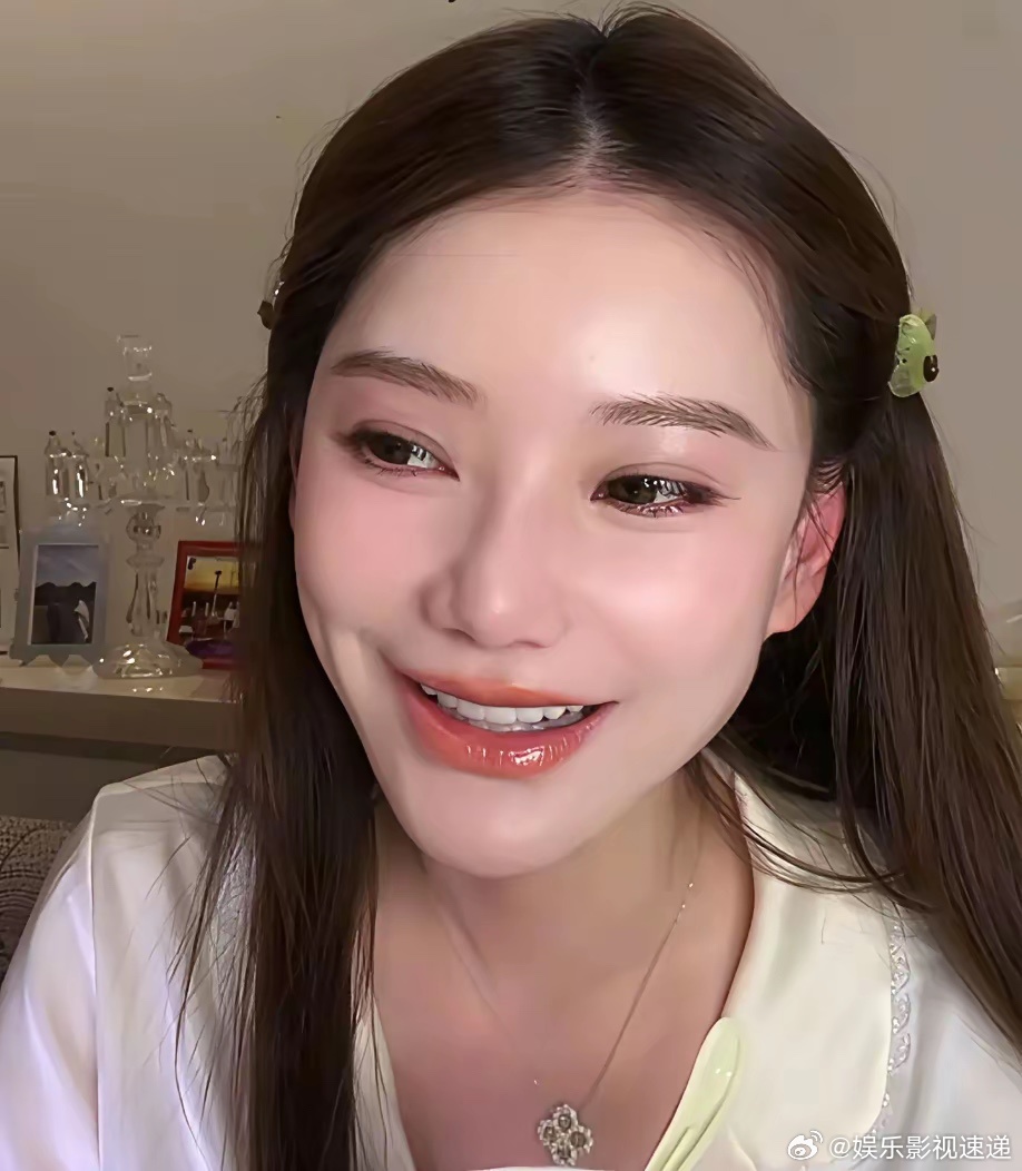 马筱梅又晒幸福啦。马筱梅最近很幸福，昨天晒小七宝，今天晒小菲总带娃日常。不得不说