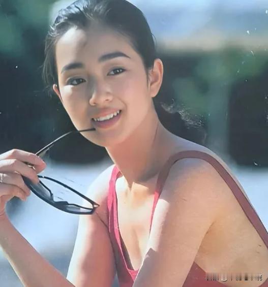 1988年郑州，女警王玉荣结束卧底任务未换警服，遭两名壮汉强行塞进出租车，脖子被