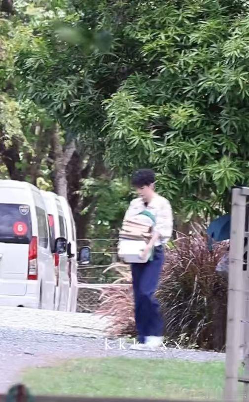 王俊凯穿得像超模干着苦力活王俊凯粉色花衬衫 王俊凯穿得像超模干着苦力活，王俊凯粉