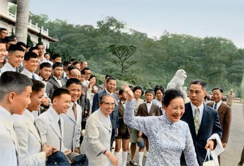 民國62年9月，蔣宋美齡以茶會招待甫獲世界青少年棒冠軍華興隊和世界少棒冠軍巨人隊