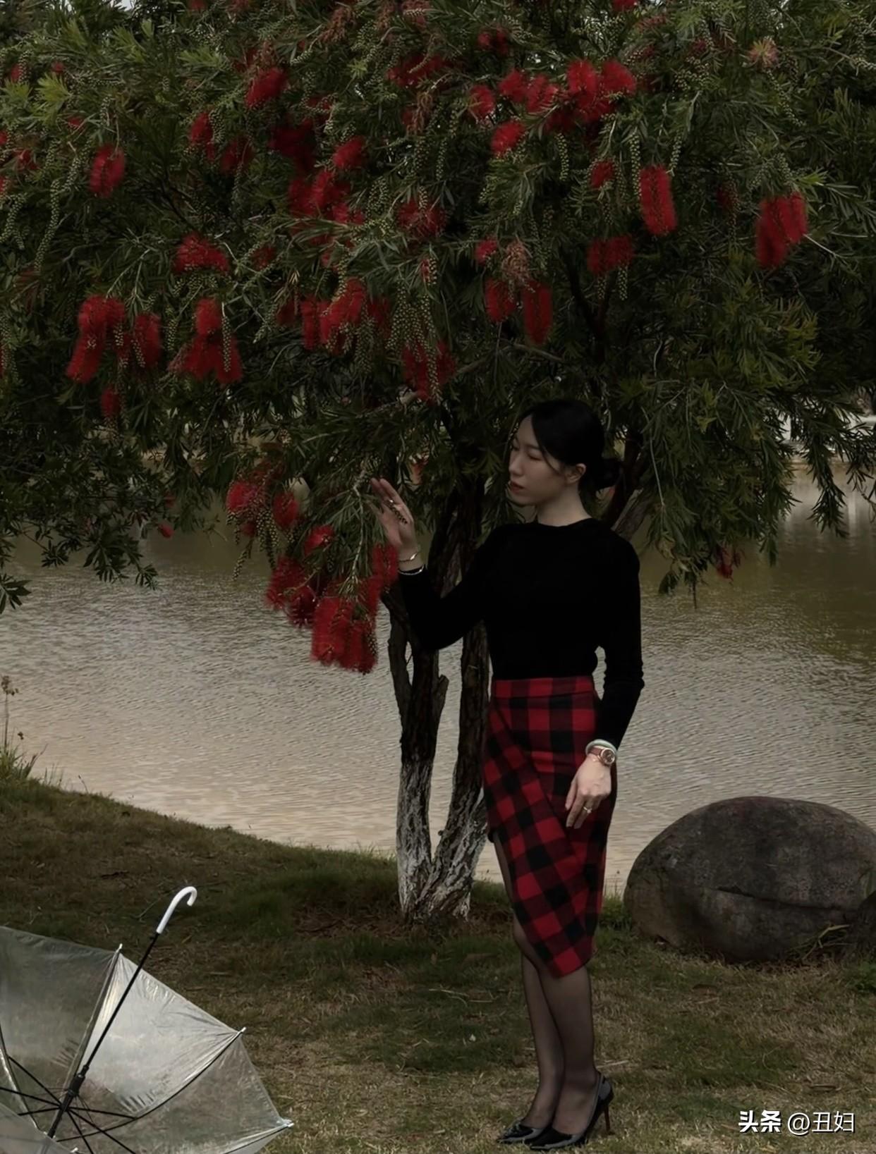 黑色上衣经典百搭，像简约的黑色T恤，舒适又随性；要是黑色针织衫，还能添几分温柔。