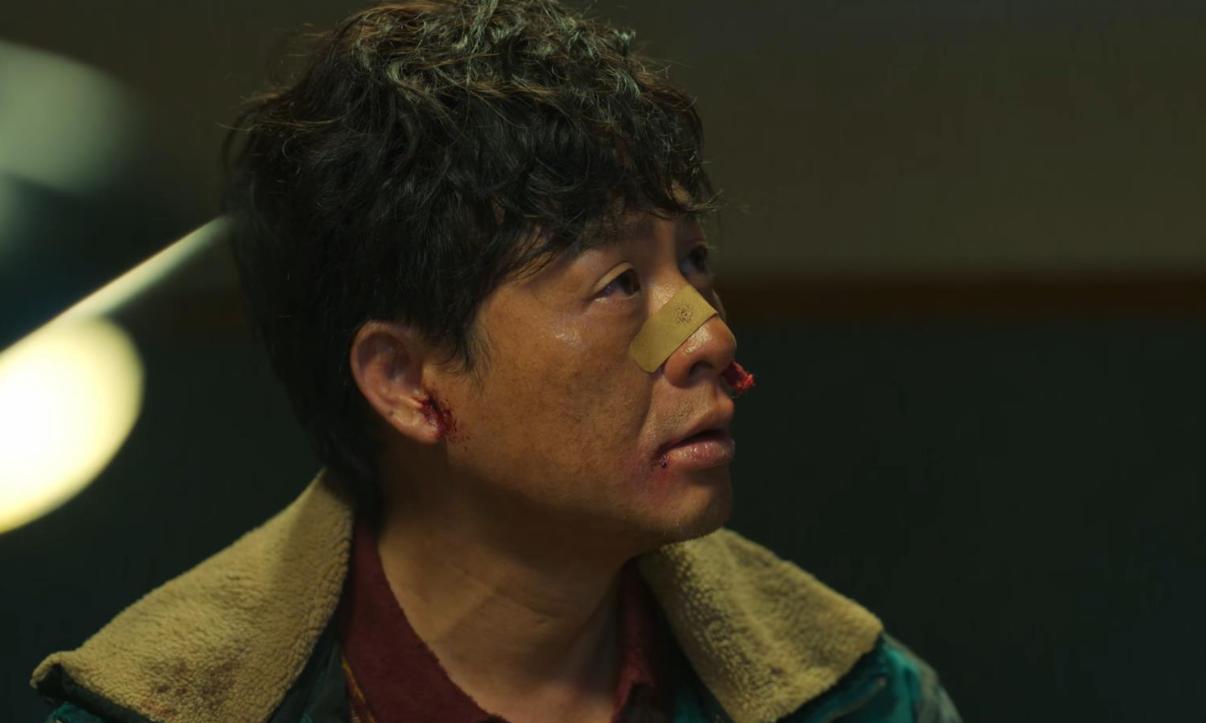 是他站在旧厂街，很平静地说起自己当年怎么被人欺负。那语气里没有一点恨，只有一种理