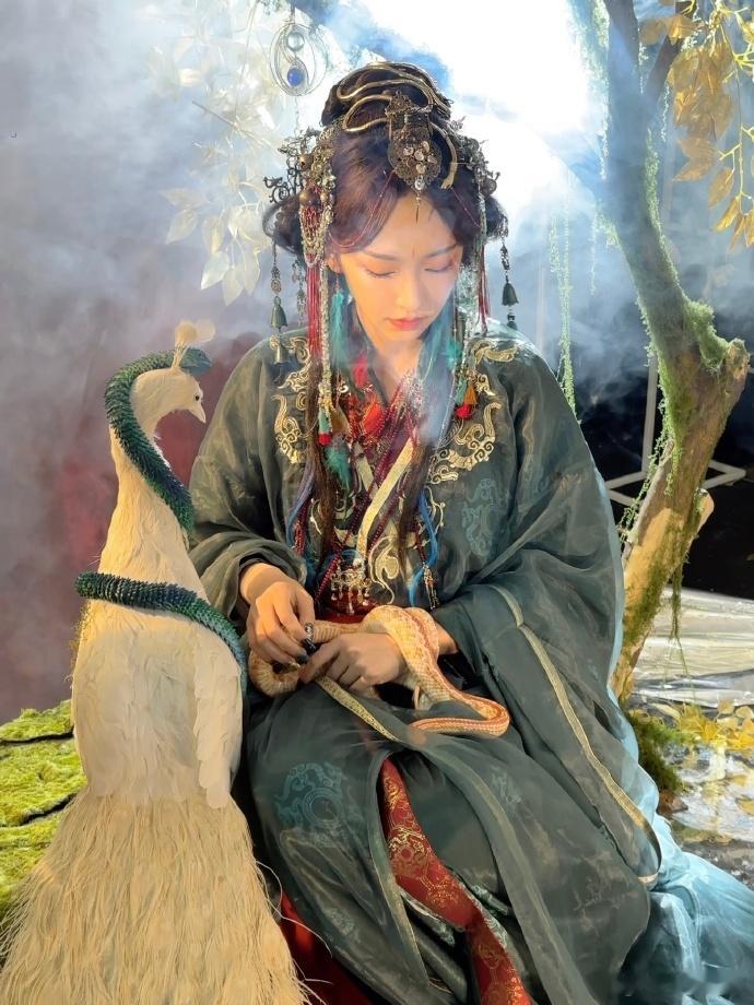 程潇蛇年大片用的是真蛇  我只想说程潇太牛了。真蛇拍摄，这不是一般人能驾驭的，而