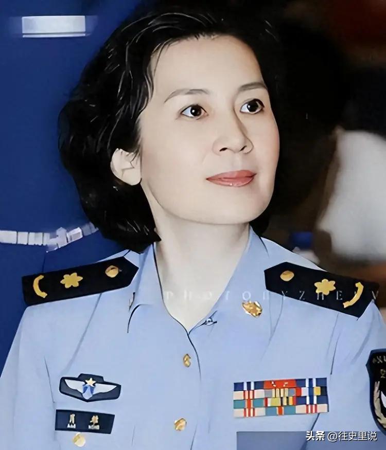 她25岁结婚，丈夫说“你演那些搂搂抱抱的戏，我脸上挂不住”。她演了八年贤妻，最后