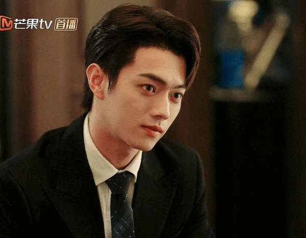 #许凯[超话]#好好好以前是我没发现许凯跟霸总的适配度这么高，一个眼神一个心跳[