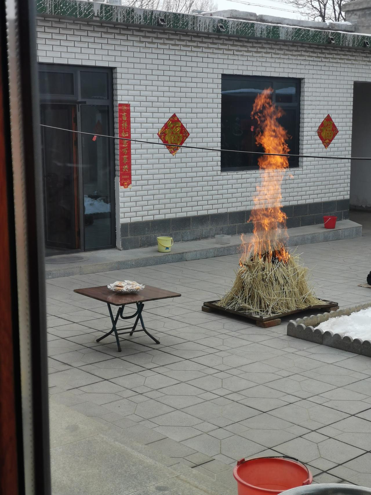 都说“可怜天下父母心！”我觉得其实不然吧？！
今天一大早，老伴儿就急急忙忙出去了
