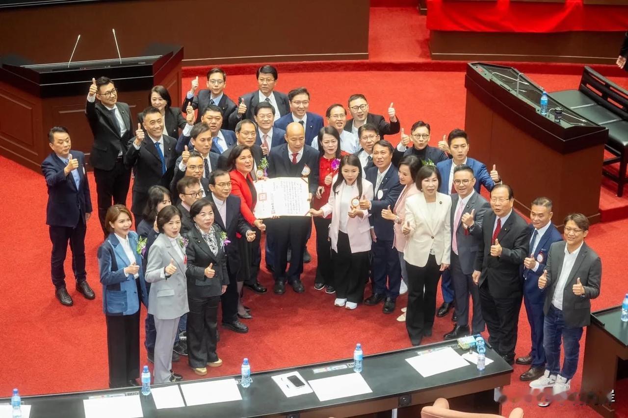 台湾省立法机构的政治生态一夕之间大变。一则是民进党大佬游锡堃大势已去，转而告老返