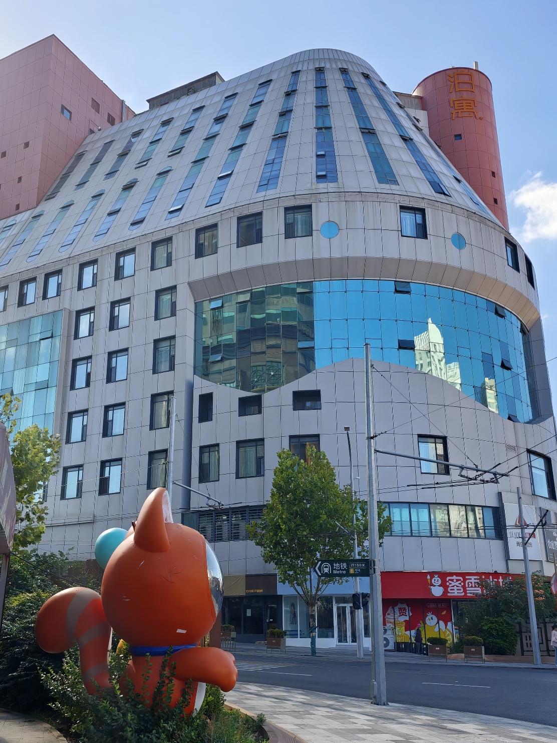 因为孩子上幼儿园想家哭闹，属于正常适应期，一般情况下过上一段时间就会适应的。
也