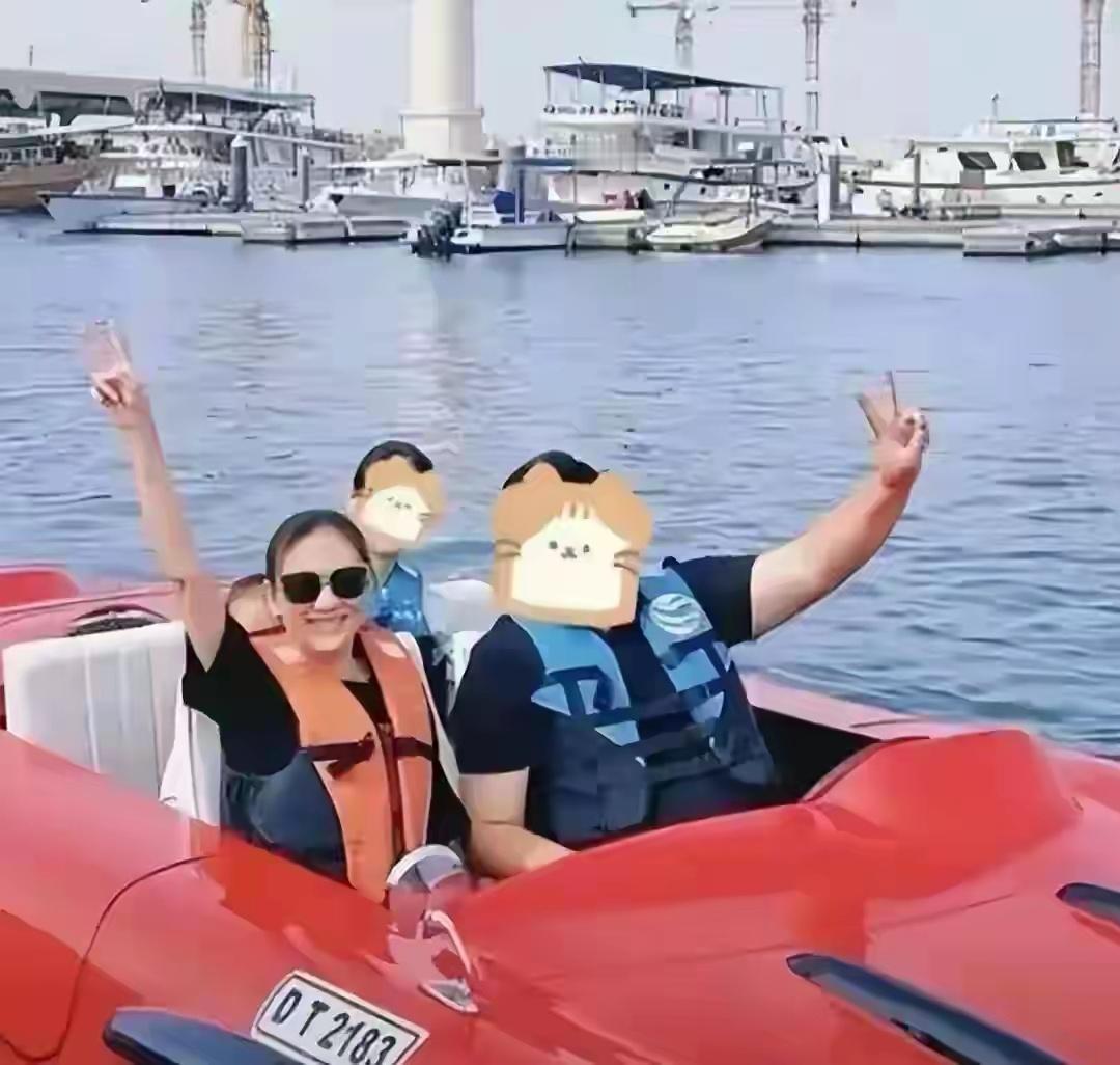 58岁陈小春带妻迪拜旅游，小16岁的应采儿看起来好年轻！ 