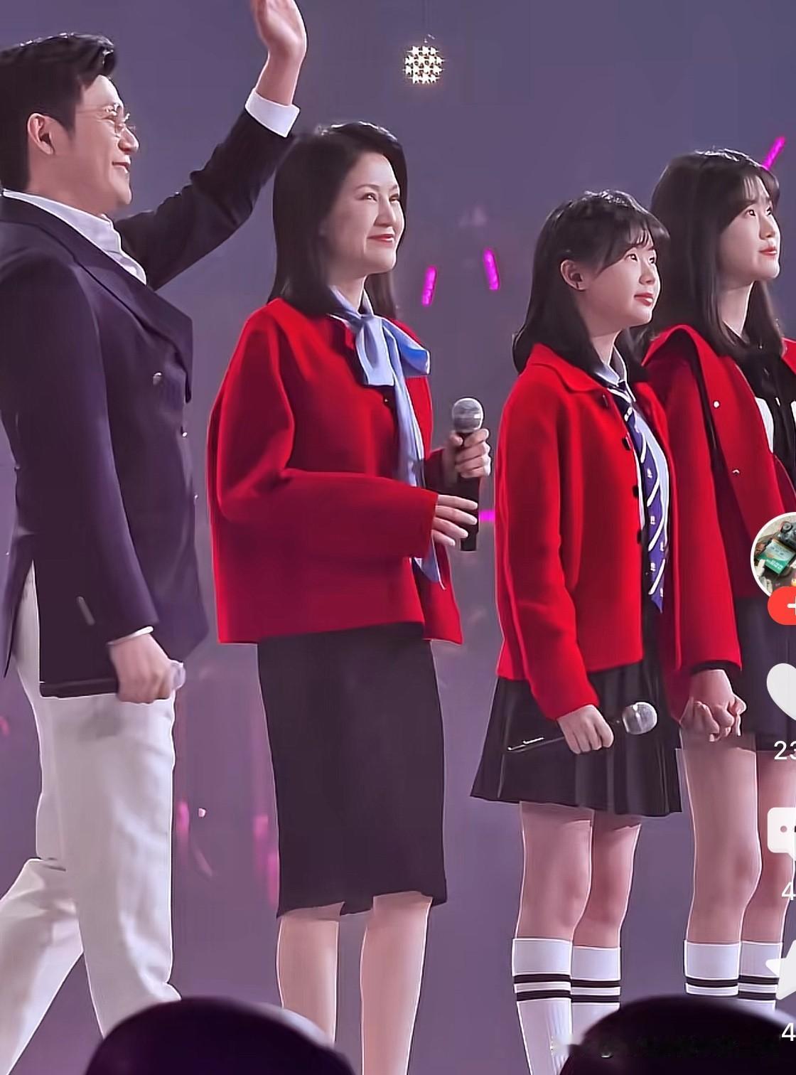 陆毅、鲍蕾一家四口，登上舞台
最近看到陆毅和鲍蕾，携同一双女儿登上舞台，真是羡煞