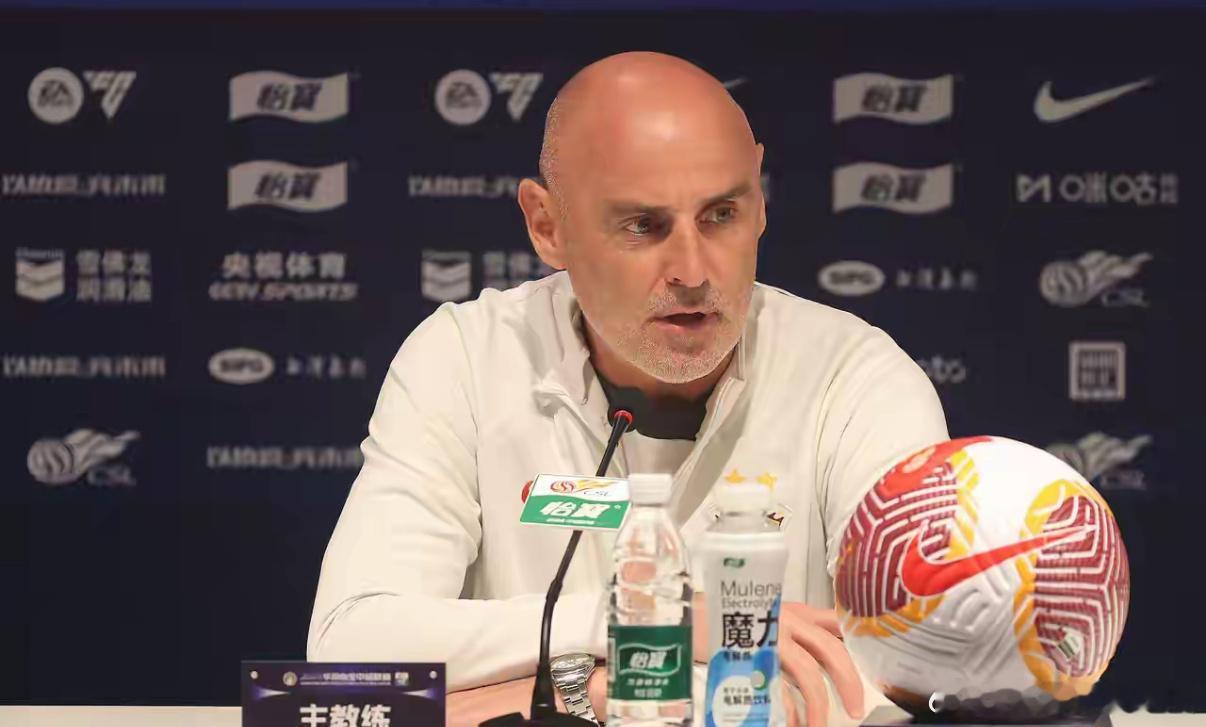 本周日19时整，中超联赛将迎来第二轮的激烈角逐。若上海海港在此轮比赛中再度负于青