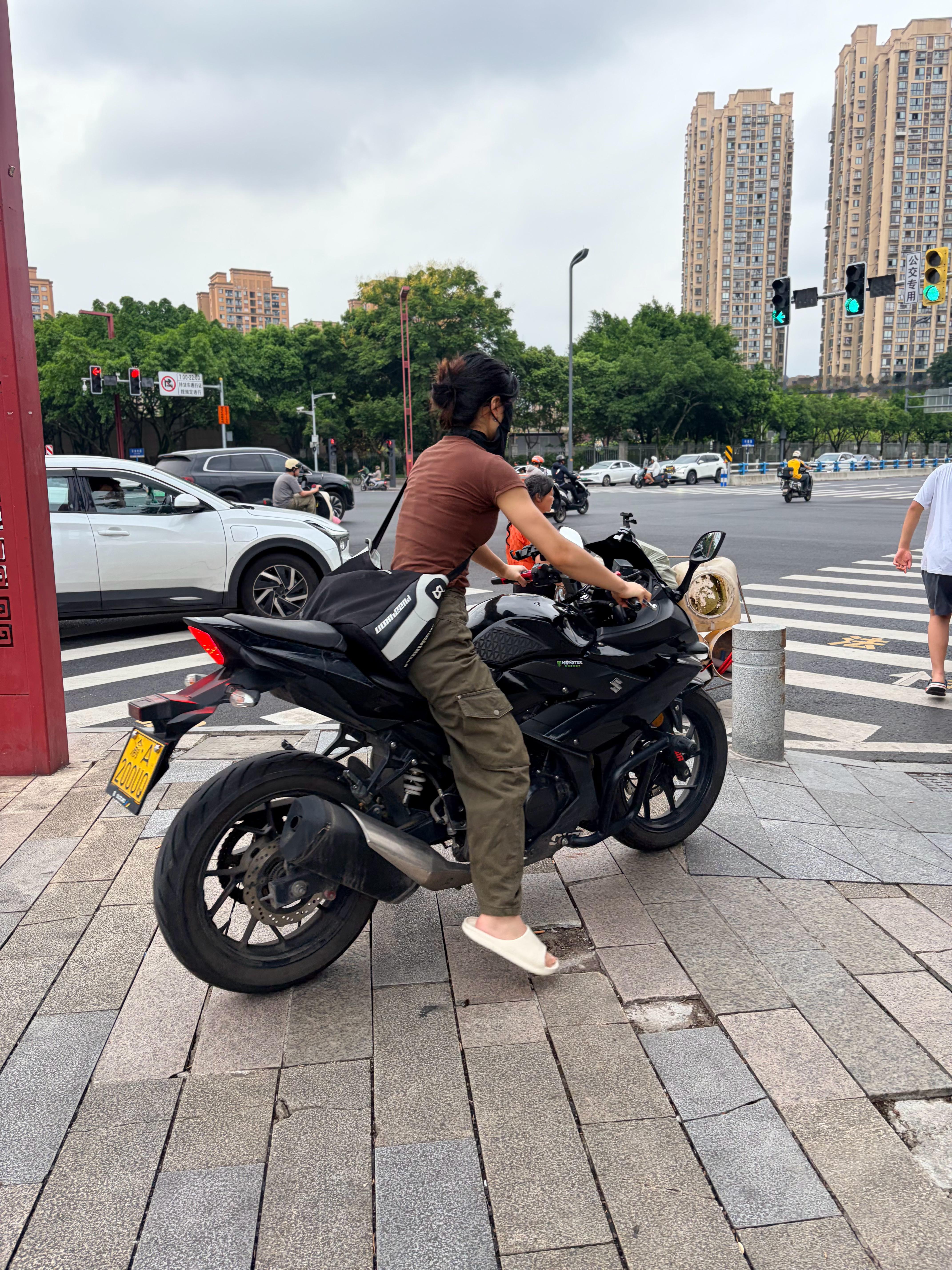 真羡慕这些可以骑跨骑的，我就只敢骑踏板
