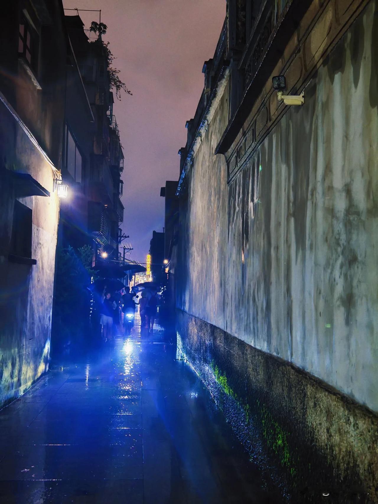 小巷深深深几许
#手机随拍，随手拍的风景照# #旧街小巷的风景# #古街古巷随拍